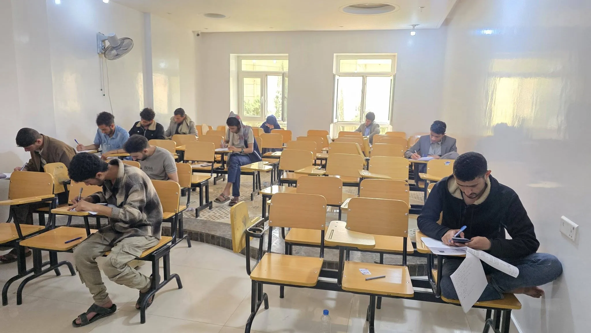 رئيس الجامعة الإماراتية الدولية يتفقد سير اختبارات نهاية الفصل الدراسي الاول بكلية الهندسة.