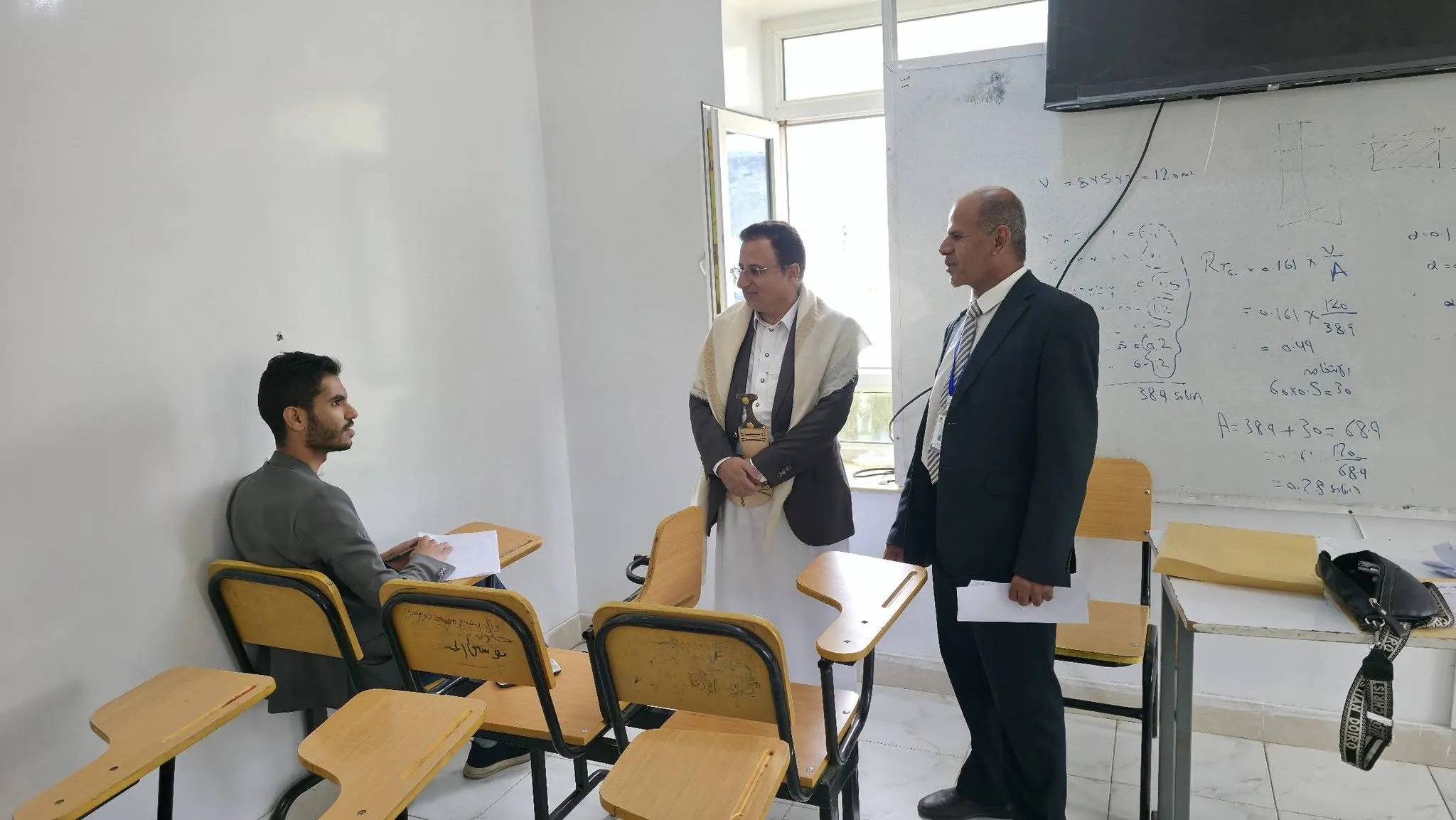 رئيس الجامعة الإماراتية الدولية يتفقد سير اختبارات نهاية الفصل الدراسي الاول بكلية الهندسة.