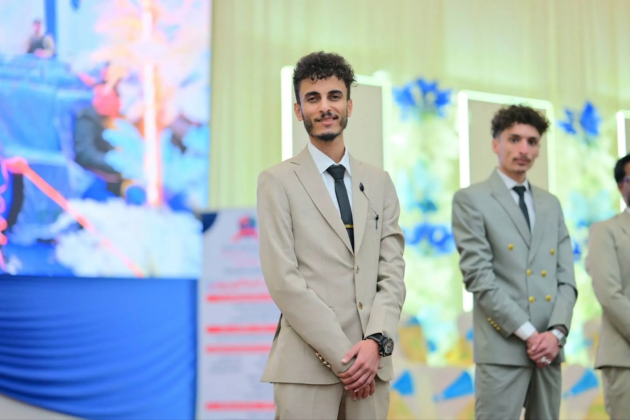 وداع مليء بالفخر والأمل: حفل فني طلابي لتوديع الدفعة الثامنة دفعة روافد وطن من تخصصات تكنولوجيا المعلومات وإدارة الأعمال الدولية