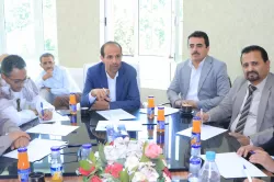 لقاء موسع لرئاسة الجامعة والأمانة العامة مع عمداء الكليات ورؤساء الأقسام العلمية للوقوف على سير العملية التعليمية