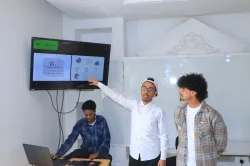 مناقشة مشروع تخرج إبتكاري لطلاب من قسم هندسة الميكاترونكس عبارة عن حاضنة بيض ذكية قائمة على إنترنت الأشياء
