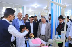 رئيس الجامعة يطّلع على سير تقديم الخدمات الطبية المجانية في عيادات كلية طب الأسنان