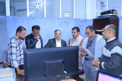 رئيس الجامعة يطلع على سير عملية التصحيح ويستمع من أعضاء اللجنة لآلية التصحيح الإلكتروني