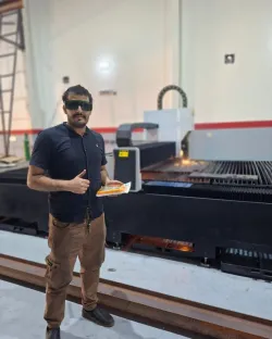 خريج الجامعة الإماراتية الدولية يشق طريقه نحو التميز في هندسة التصنيع عالية الدقة