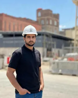 من مقاعد الدراسة إلى أولى الإنجازات المهنية  قصة نجاح طالب