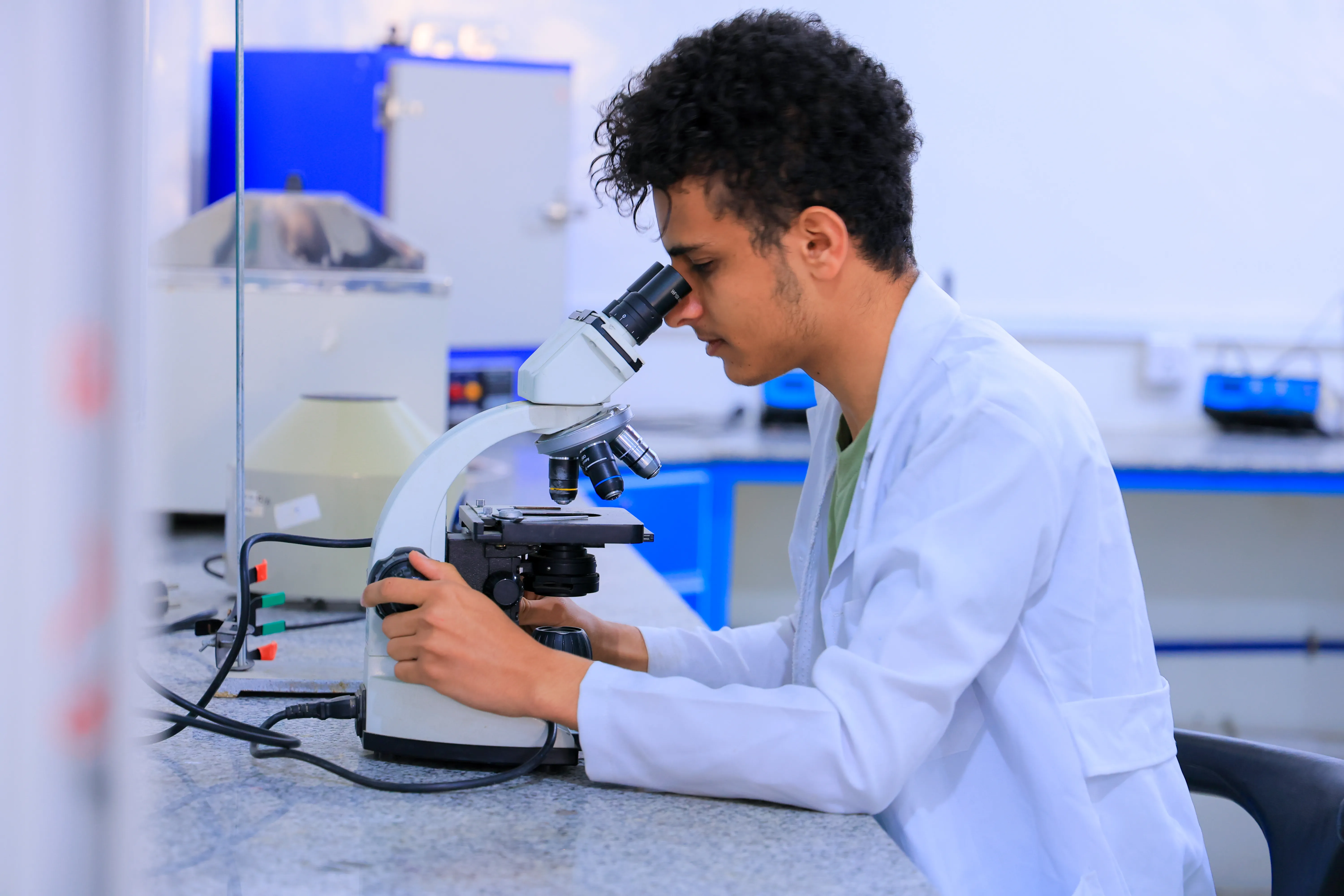 مبنى كلية الطب والعلوم الصحية وكلية العلوم الإدارية والمالية