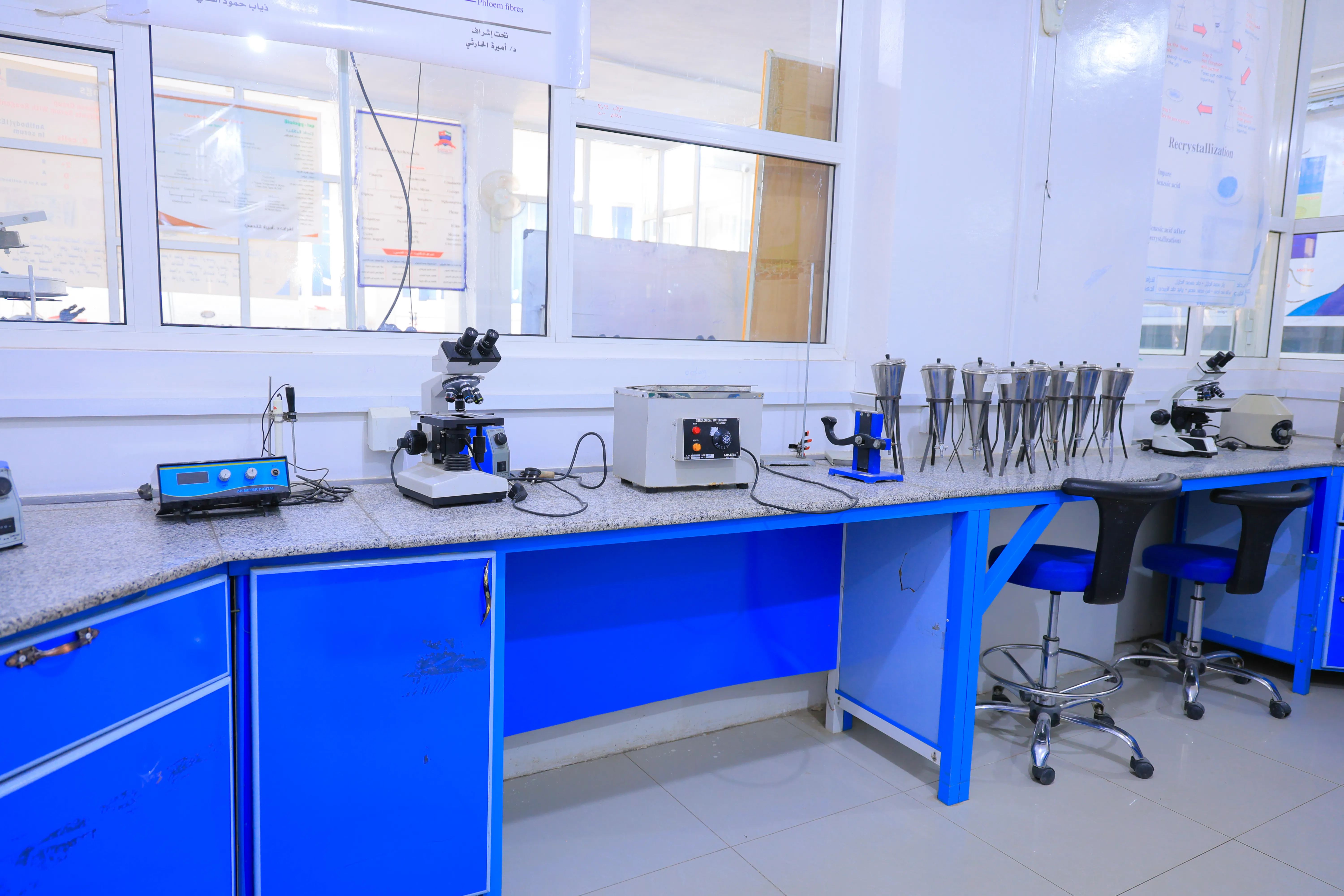 مبنى كلية الطب والعلوم الصحية وكلية العلوم الإدارية والمالية