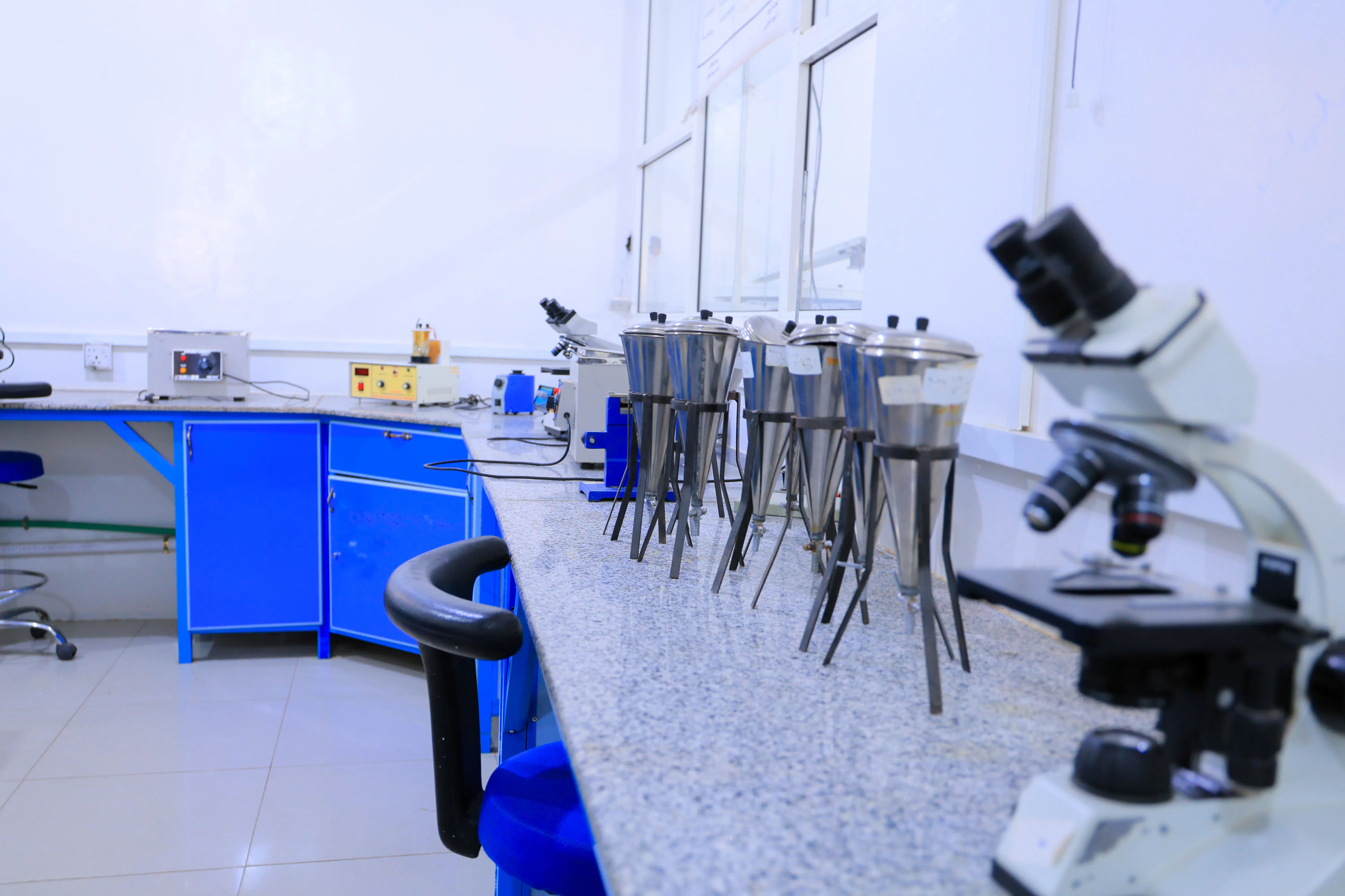 مبنى كلية الطب والعلوم الصحية وكلية العلوم الإدارية والمالية