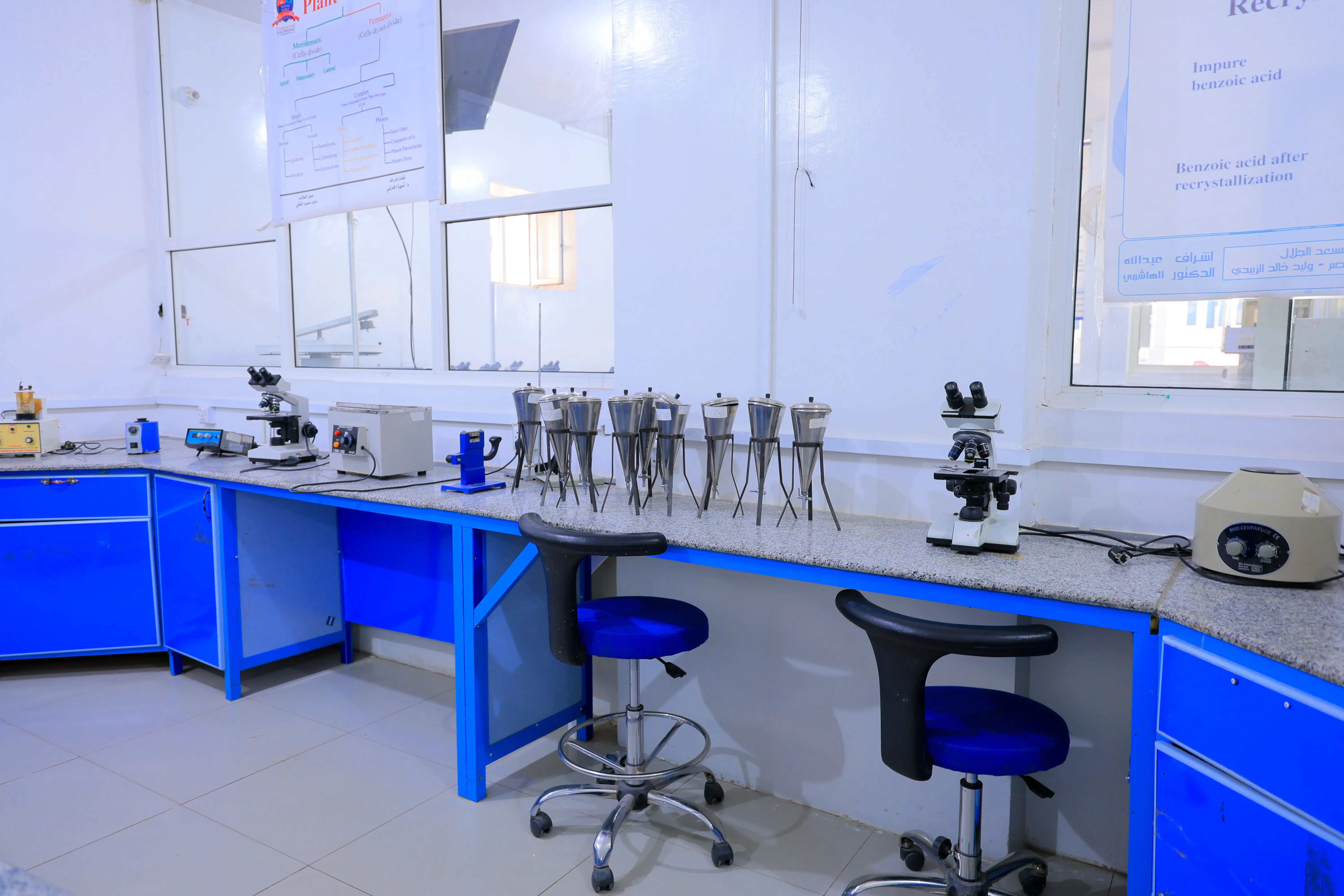 مبنى كلية الطب والعلوم الصحية وكلية العلوم الإدارية والمالية