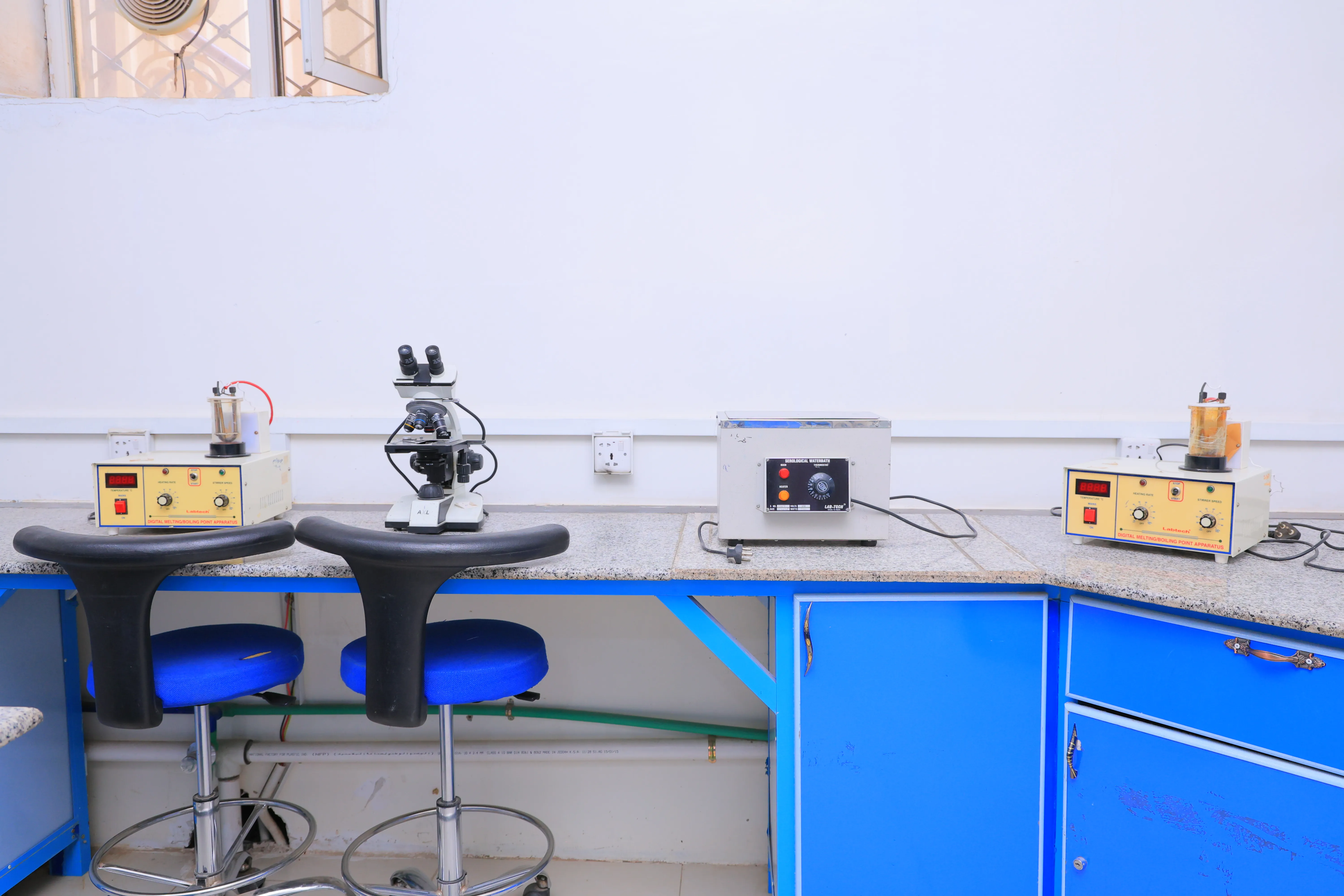 مبنى كلية الطب والعلوم الصحية وكلية العلوم الإدارية والمالية