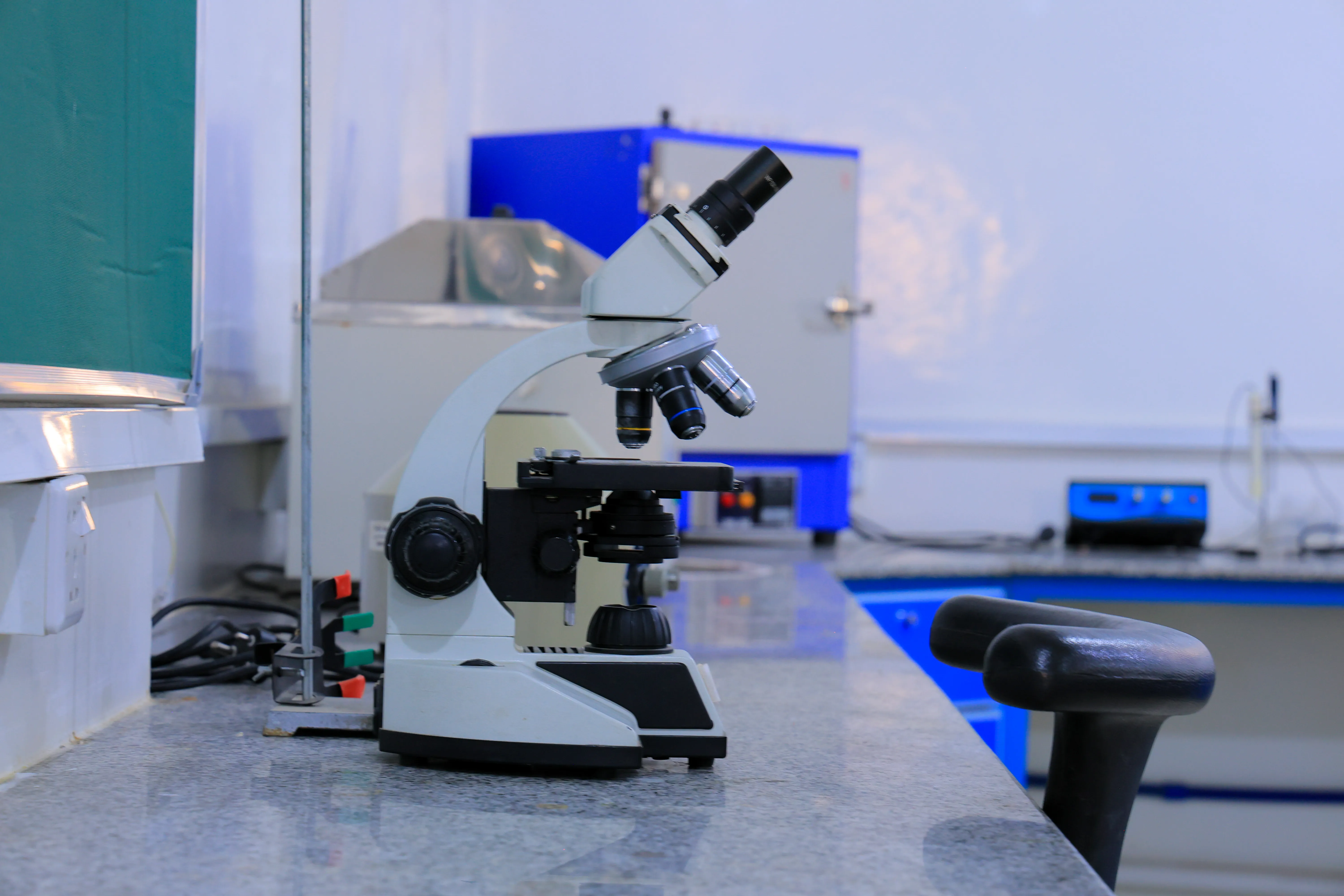 مبنى كلية الطب والعلوم الصحية وكلية العلوم الإدارية والمالية